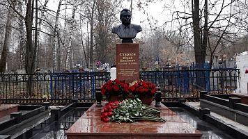 Возложение цветов на могилу  Ю.П.Старцева